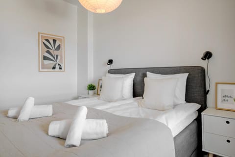 Bed, Bedroom, towels