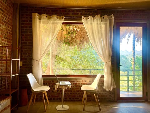 Day, Seating area