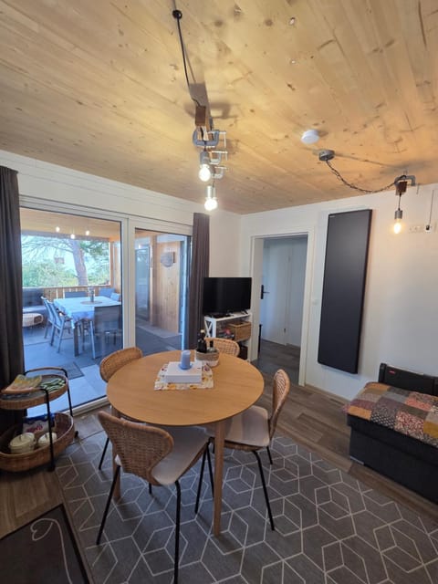 TV and multimedia, Kitchen or kitchenette, Living room, Seating area, Dining area, flat iron, internet, pet friendly, kitchen, air conditioner