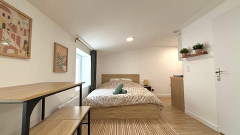 Bed, Photo of the whole room, Seating area, Dining area, Bedroom, heating, internet