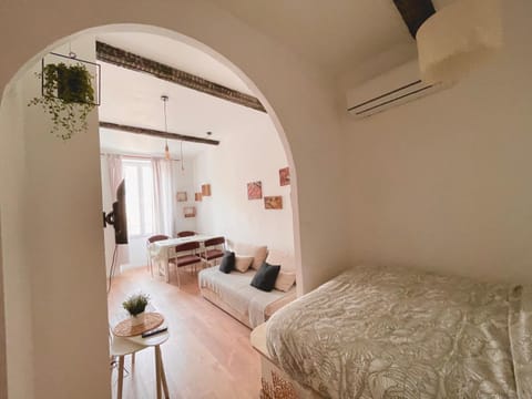 Bed, Living room, Photo of the whole room, Seating area, Bedroom, air conditioner