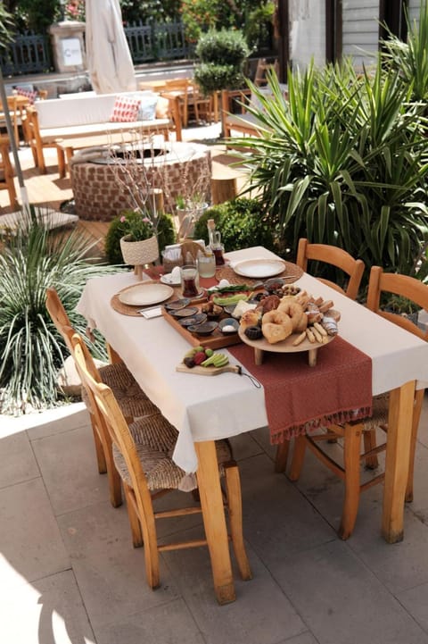 Restaurant/places to eat, Day, Garden, Food and drinks