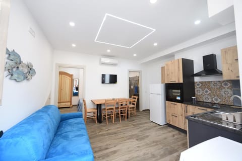 Communal lounge/ TV room, Bed, TV and multimedia, Kitchen or kitchenette, Living room, Photo of the whole room, Seating area, Dining area, Evening entertainment, Bedroom, minibar, oven, pet friendly, stove