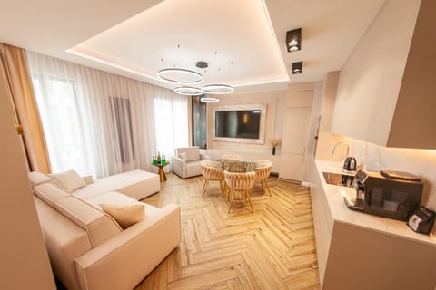TV and multimedia, Coffee/tea facilities, Kitchen or kitchenette, Seating area