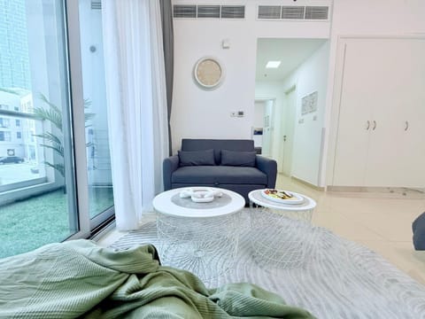 LivWithUs-Studio in One BR Setup, Dubai Marina Apartment in Dubai