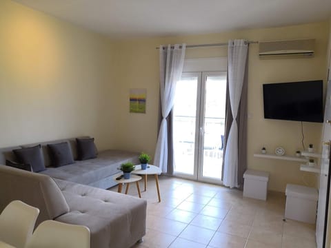 TV and multimedia, Living room, Seating area, air conditioner