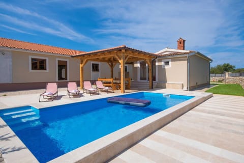 Property building, Patio, Day, Pool view, Swimming pool, sunbed