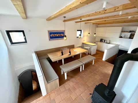Kitchen or kitchenette, Living room, Seating area, Dining area