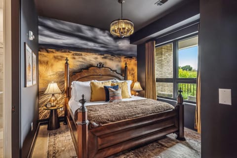 Let Er Buck on Music Row, Mins to Broadway with Pool, Gym, Balcony House in Music Row