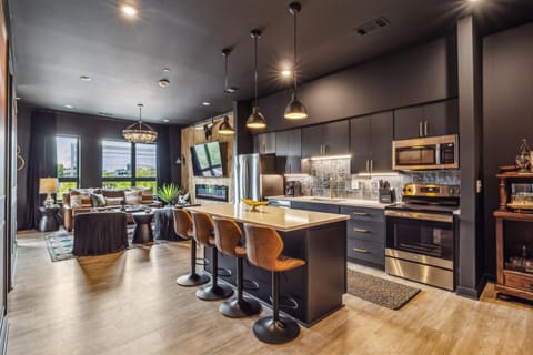 Let Er Buck on Music Row, Mins to Broadway with Pool, Gym, Balcony House in Music Row