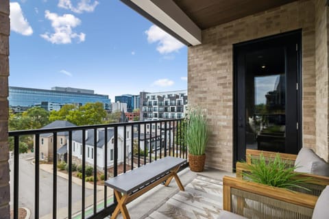 Let Er Buck on Music Row, Mins to Broadway with Pool, Gym, Balcony House in Music Row