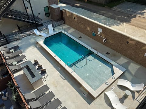 Let Er Buck on Music Row, Mins to Broadway with Pool, Gym, Balcony House in Music Row