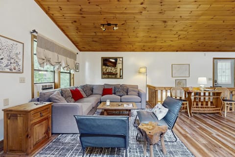 Mtn-View Deck! Maggie Valley Cabin, 8 Mi to Skiing Cabin in Ivy Hill