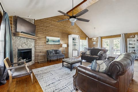 Beaver Lake Pool House House in Beaver Lake