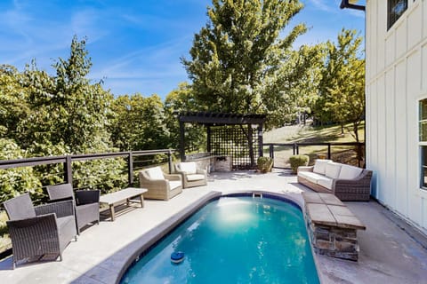 Beaver Lake Pool House House in Beaver Lake