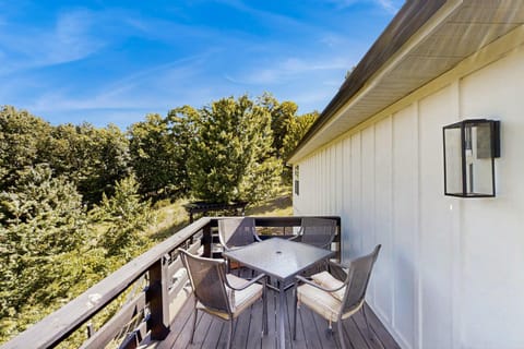 Beaver Lake Pool House House in Beaver Lake