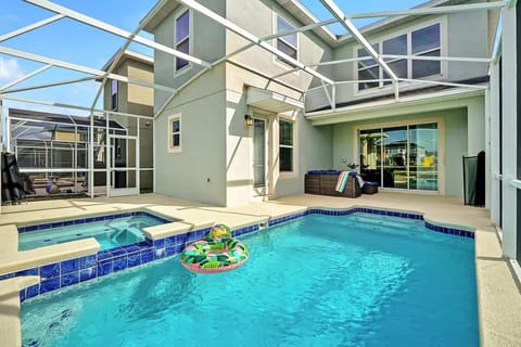 Patio, Day, Swimming pool