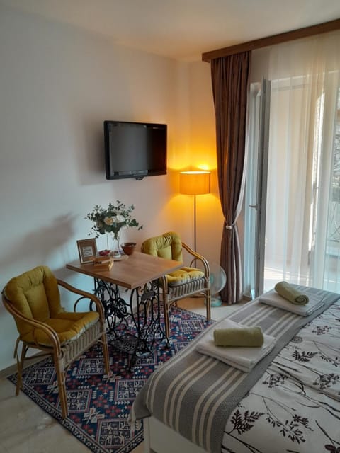 Bed, TV and multimedia, Seating area, Bedroom