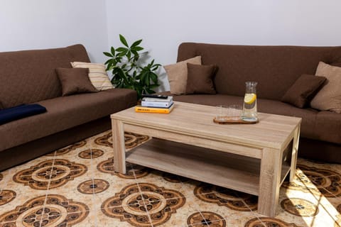 Photo of the whole room, Seating area