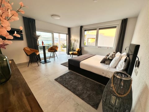 Bed, TV and multimedia, Photo of the whole room, Seating area, Bedroom