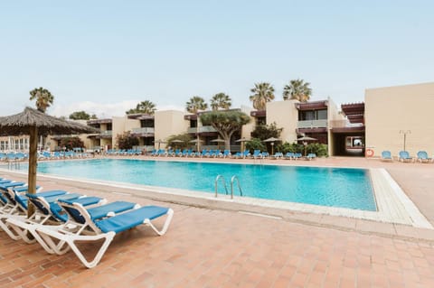 Property building, Day, Swimming pool, sunbed