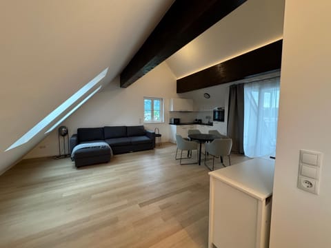 TV and multimedia, Seating area, Dining area