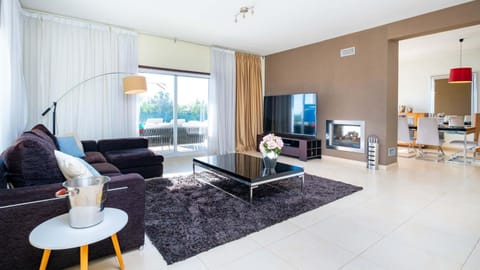 Communal lounge/ TV room, TV and multimedia, Living room, Seating area
