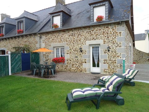 Property building, Patio, Garden view, sunbed