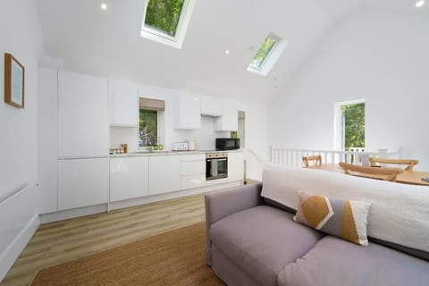 Tree Top - Perfect Apartment For Relaxing Getaway, Balcony, Parking Apartment in West Somerset District