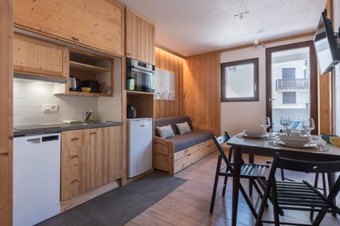 Kitchen or kitchenette, Living room, Seating area, Dining area, dishwasher, oven