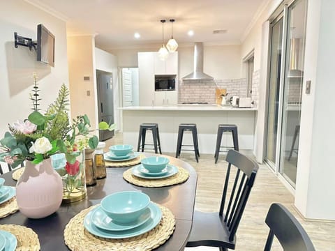Spring, Coffee/tea facilities, Living room, Dining area, Garden view, Entertainment, Family, internet, minibar, toaster, air conditioner