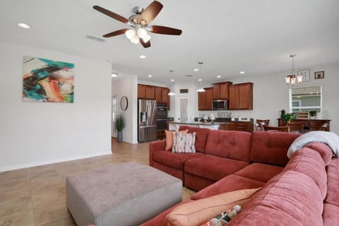 Kitchen or kitchenette, Living room, Seating area, Dining area, minibar, oven, pet friendly, stove