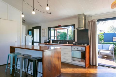Kitchen or kitchenette, Dining area, dishwasher, oven, pet friendly, stove