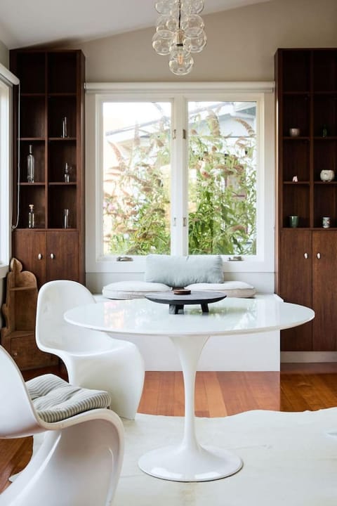 Large city sanctuary with fireplace House in Tasmania