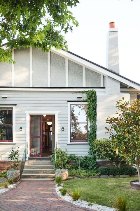 Large city sanctuary with fireplace House in Tasmania