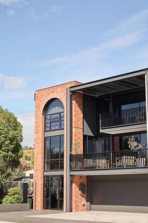 Light-Filled City Escape, Walk to Cafes and Parking House in Launceston