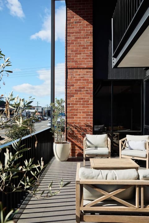 Light-Filled City Escape, Walk to Cafes and Parking House in Launceston
