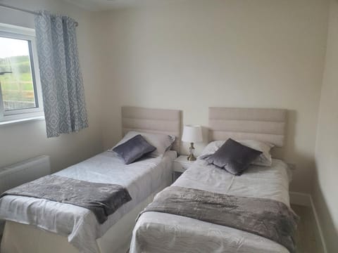 Seaside Retreat-2 Bed-Sleeps 4-Parking-Pets Apartment in County Kerry