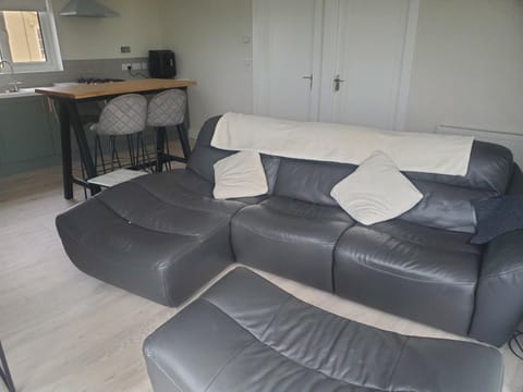 Seaside Retreat-2 Bed-Sleeps 4-Parking-Pets Apartment in County Kerry