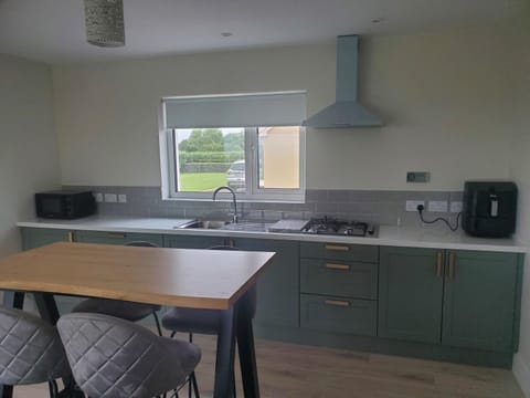 Seaside Retreat-2 Bed-Sleeps 4-Parking-Pets Apartment in County Kerry