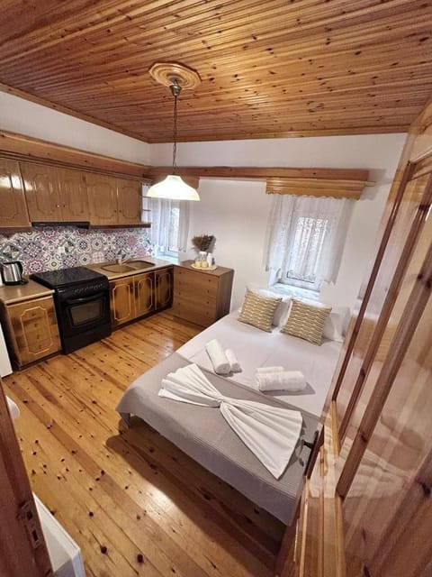 Bed, Kitchen or kitchenette, stove