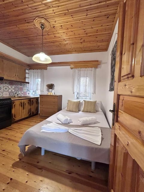 Bed, Kitchen or kitchenette