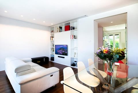 Communal lounge/ TV room, TV and multimedia, Living room