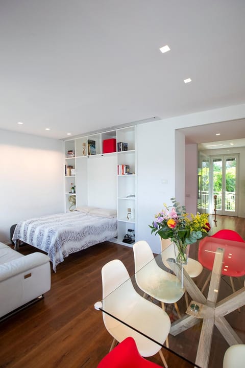 Bed, Living room, Photo of the whole room, Seating area, Dining area, Bedroom