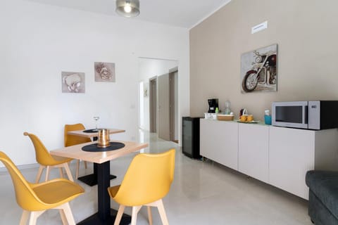Property building, Kitchen or kitchenette, Living room