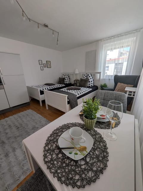 Bed, Kitchen or kitchenette, Living room, Food and drinks, Photo of the whole room, Seating area, Dining area, Bedroom, Food