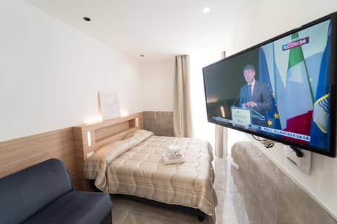 Bed, TV and multimedia, Living room, Photo of the whole room, Seating area, Evening entertainment, Bedroom