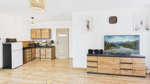 TV and multimedia, Coffee/tea facilities, Kitchen or kitchenette, oven, pet friendly, stove