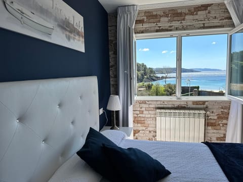Photo of the whole room, Bedroom, Sea view