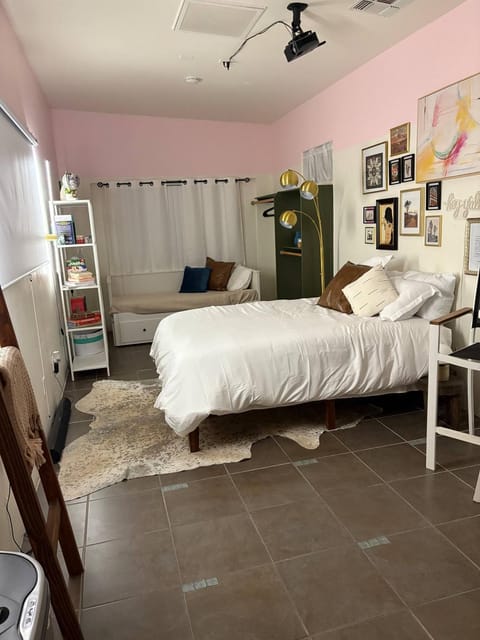 Bed, TV and multimedia, Photo of the whole room, Seating area, Bedroom